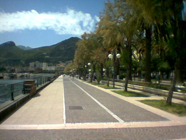 La Foto rappresenta il Lungomare di Salerno che guarda in direzione della Costiera Amalfitana